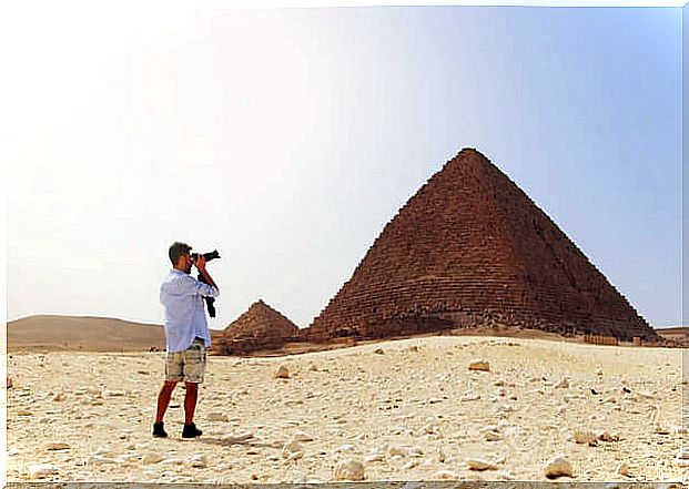 Traveler taking a photo of the pyramids