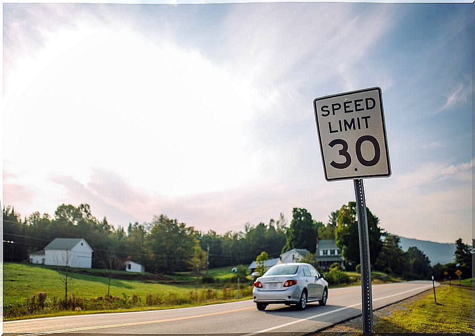 Speed ​​limit traffic sign