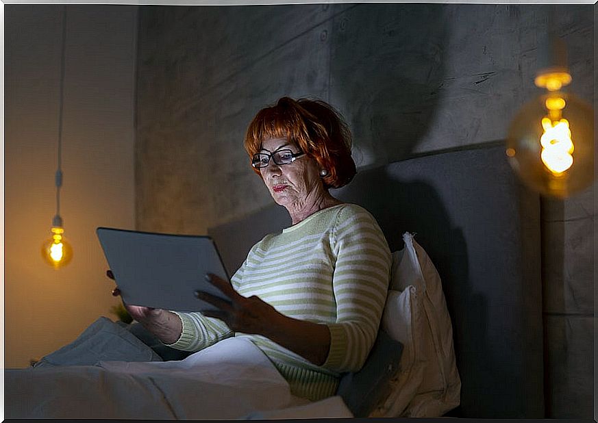 Woman reading an ebook as an initiative of traveling libraries.