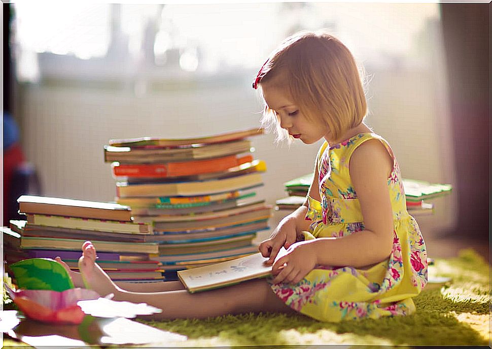 Girl reading at home during Book Day due to confinement.