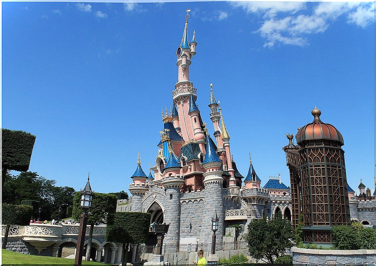 Route from Barcelona to Disneyland: essential stops