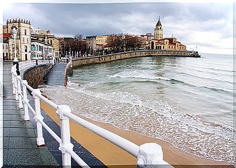 San Lorenzo beach in Gijón