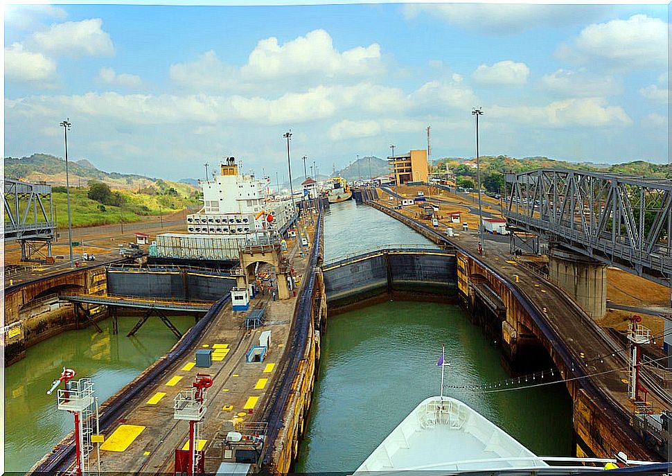 Guide to visit the Panama Canal, an engineering marvel