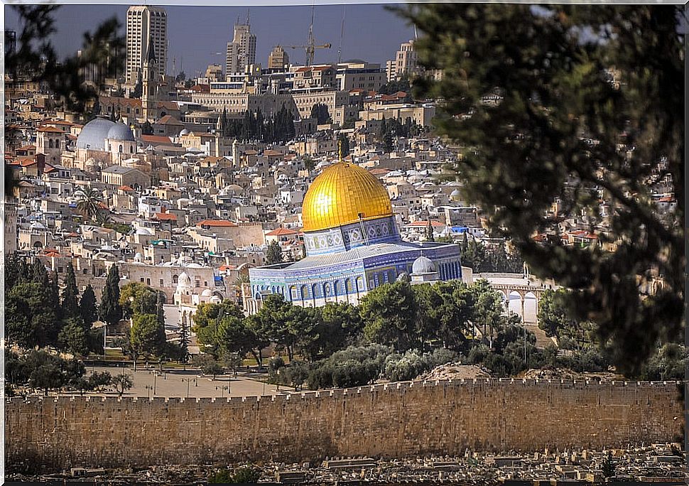 Dome of the Rock and Jerusalem in the background 