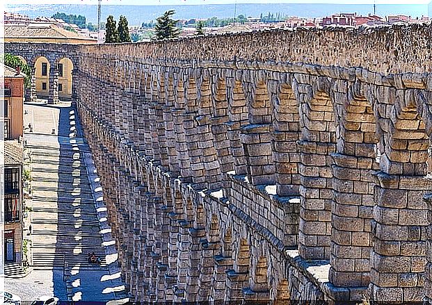 How was the Roman aqueduct of Segovia built?