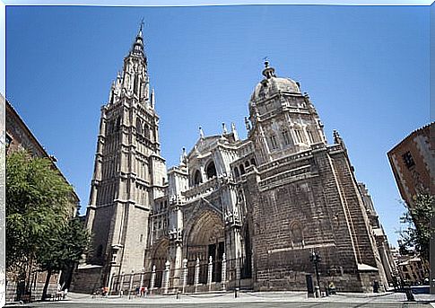 We visit the cathedral of Toledo, a magnificent building