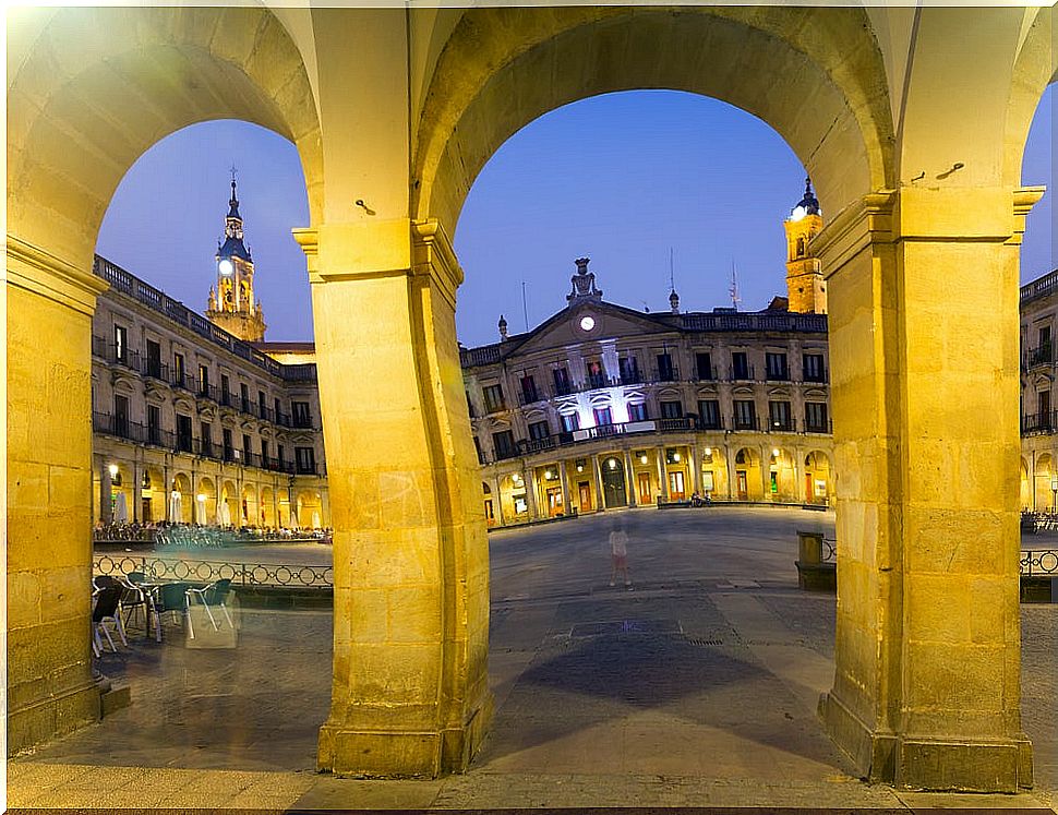 Plaza de España in Vitoria at night