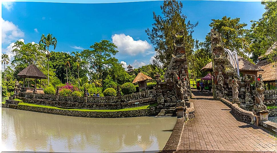 Access bridge to the temple