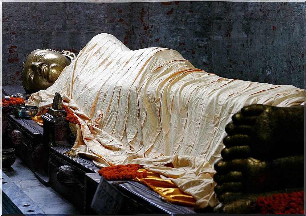 Reclining Buddha statue in Kushinagar