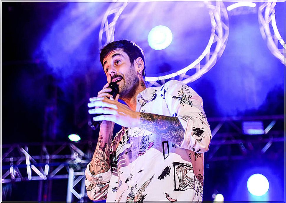 The Asturian artist Melendi singing live.