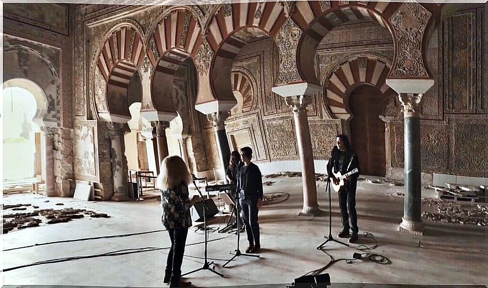 The band Medina Azahara recording at the Córdoba site.