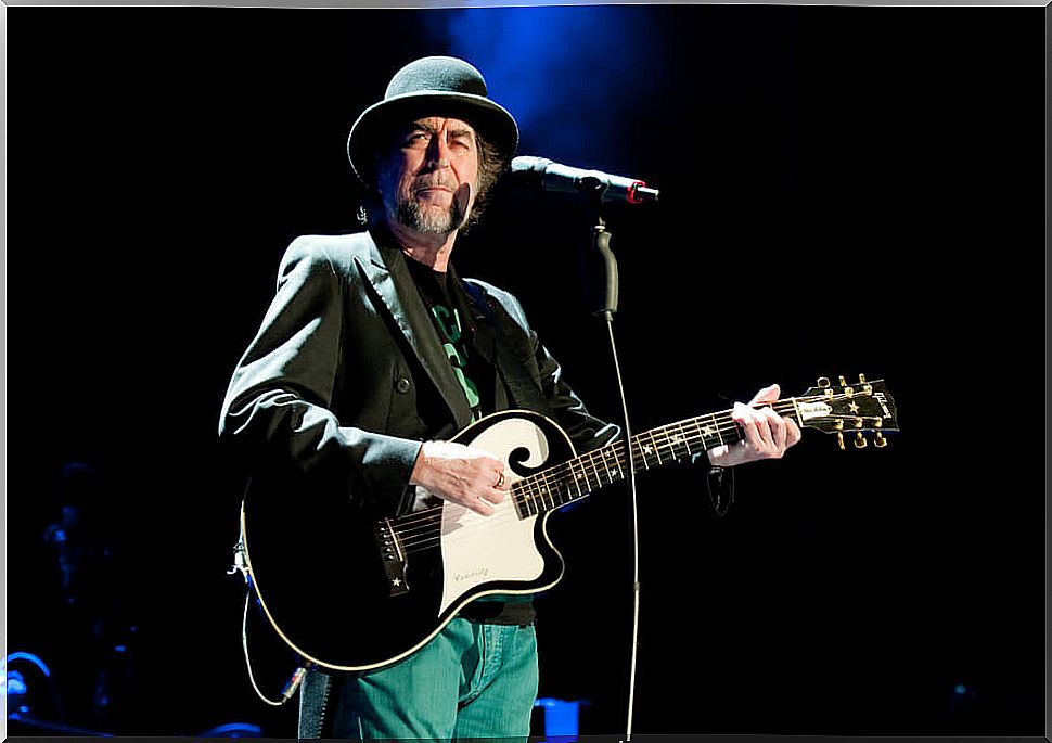 Joaquín Sabina giving a concert in the Canary Islands.