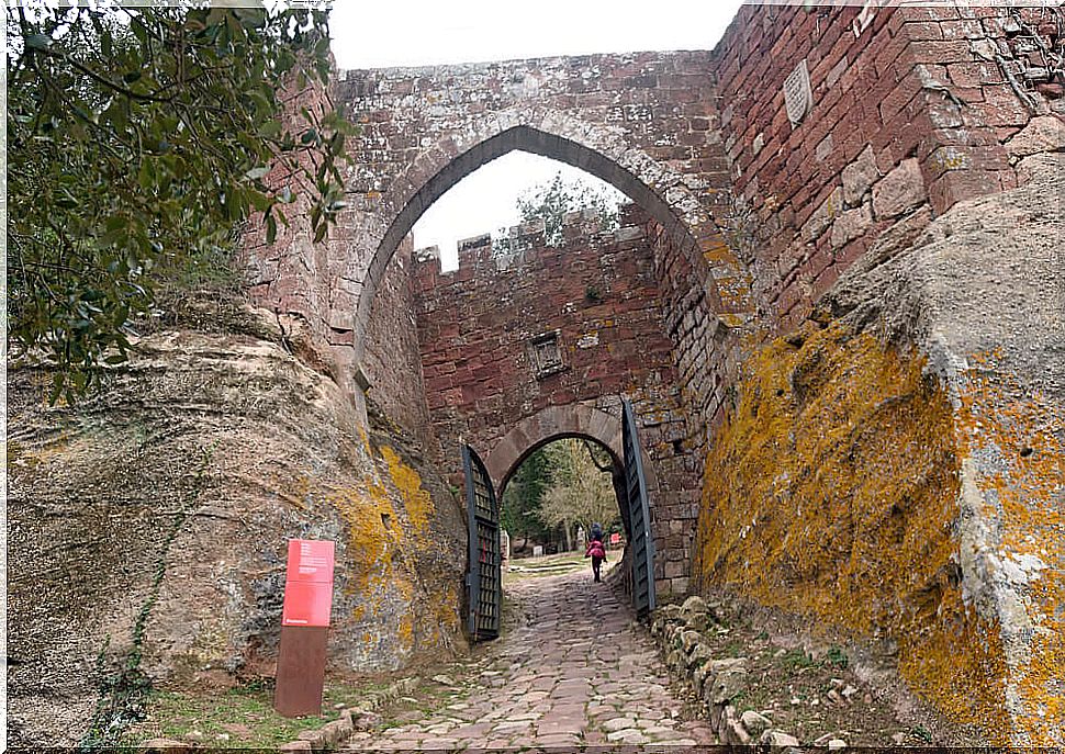 Access to the castle d'Escolnarbou