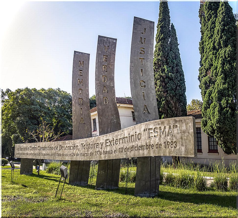 Commemorative monoliths