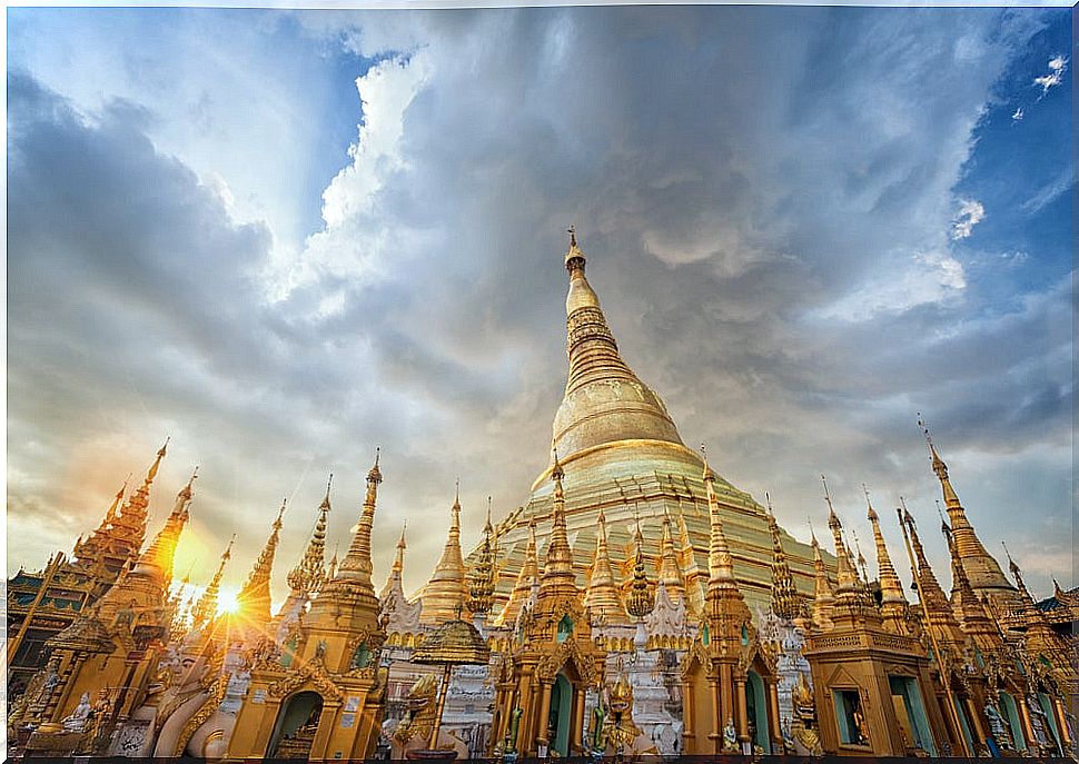 Shwedagon Pagoda in Yangon Temple