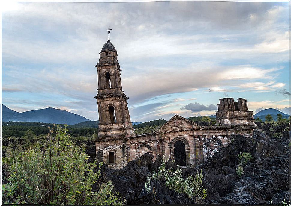 San Juan de Parangaricutiro on the Paricutín volcano