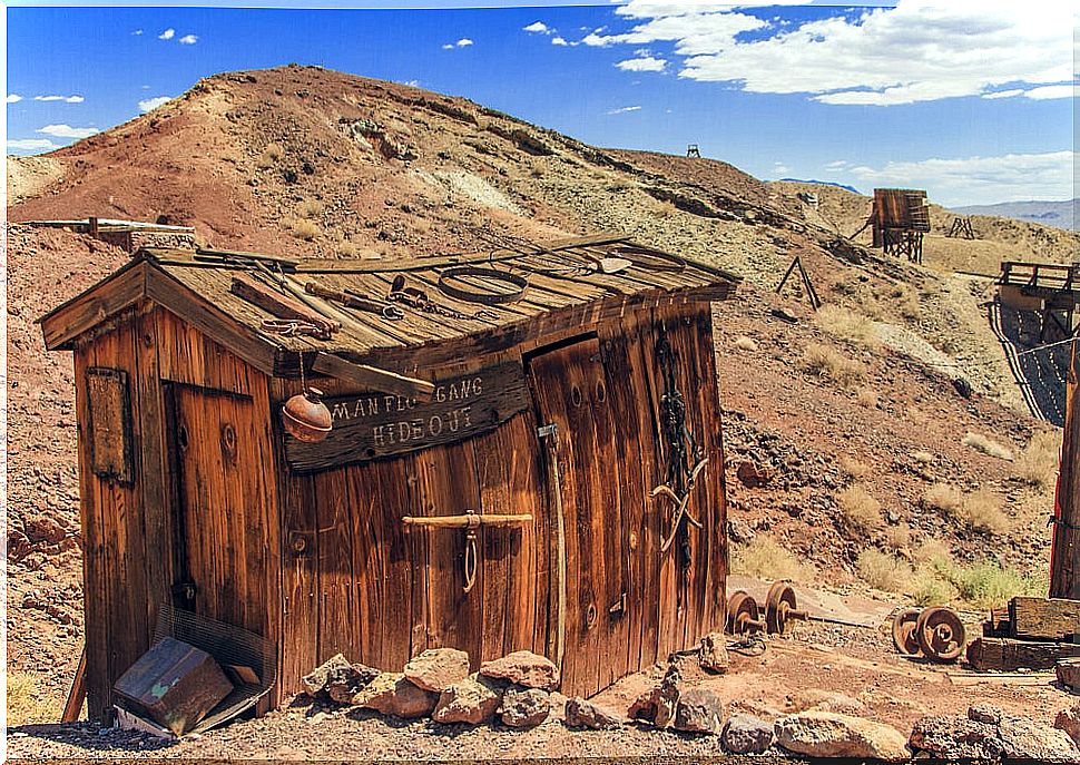 Abandoned house in Calico