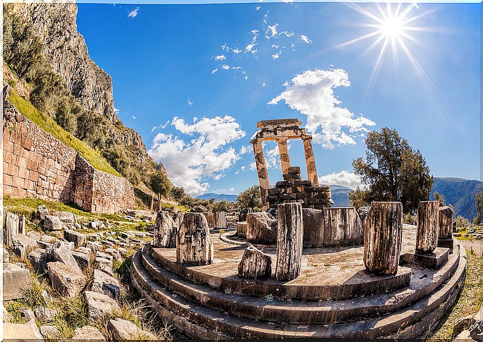 What is and where is the oracle of Delphi