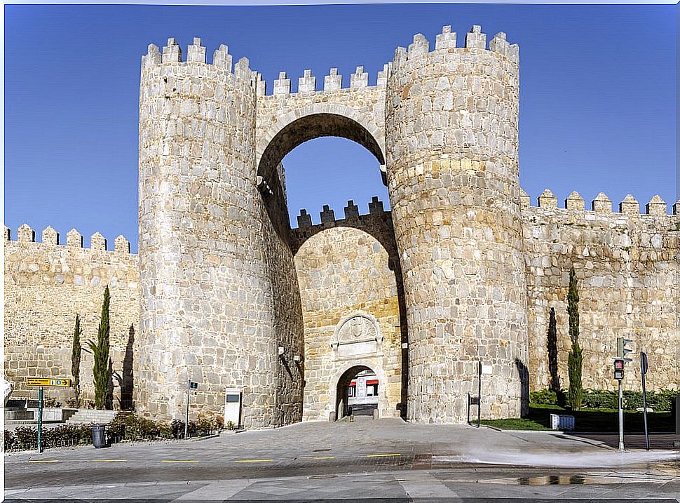 Monumental doors: door of the Alcázar of Ávila