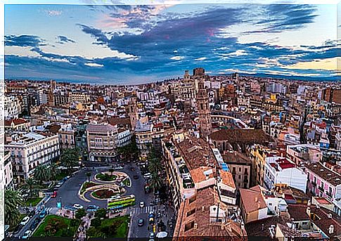 Which neighborhood is better to stay in Valencia